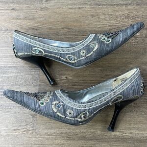 RedTCo Women’s Grey Embroidered Beaded Pointy Toe Heels, size 7.5